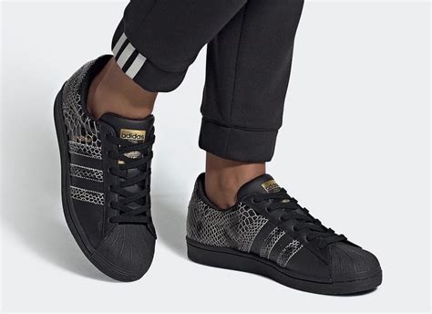 herren adidas schlange|Ein Adidas Superstar in Snakeskin feiert das “Jahr der Schlange”.